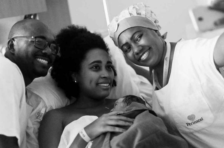 Casal tira Selfie com a Doula Durante Um Parto Humanizado na Perinatal da Barra da Tijuca no Rio de Janeiro