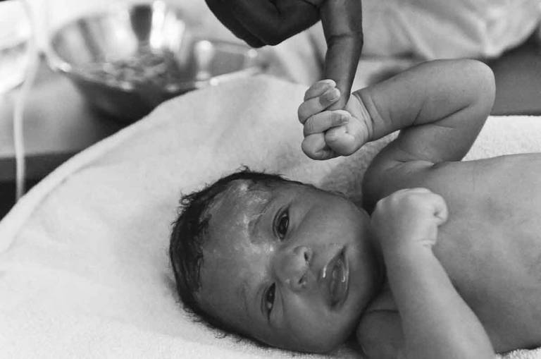 Bebê aperta o dedo do pai em um Parto Humanizado na Perinatal da Barra da Tijuca no Rio de Janeiro