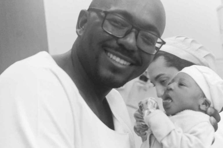 Pai do bebê Durante Um Parto Humanizado na Perinatal da Barra da Tijuca no Rio de Janeiro