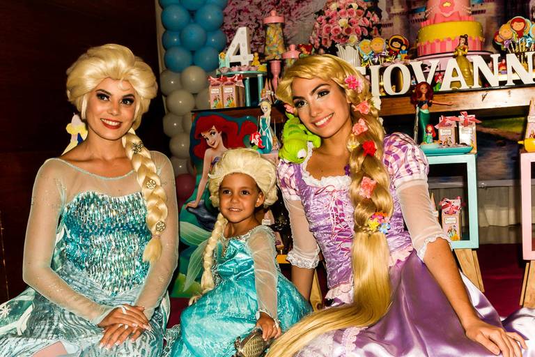 Elsa de Frozen e Rapunzel de Enrolados posam com menina em sua festa de aniversário infantil das Princesas da Disney na Barra da Tijuca no Rio de Janeiro