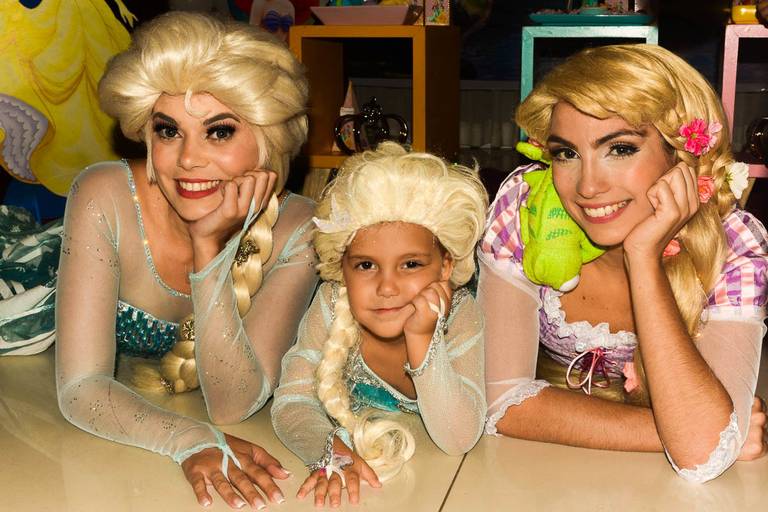 Elsa de Frozen e Rapunzel de Enrolados posam com menina fantasiada em sua festa infantil das Princesas da Disney na Barra da Tijuca no Rio de Janeiro
