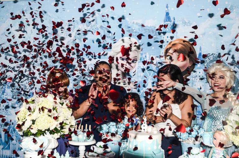 Confetes se espalham durante uma festa infantil de aniversário de Frozen em Botafogo no Rio de Janeiro 
