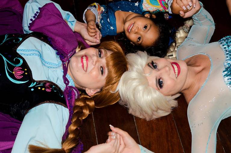 Anna e Elsa de Frozen com uma menina em sua festa de aniversário infantil em Botafogo no Rio de Janeiro
