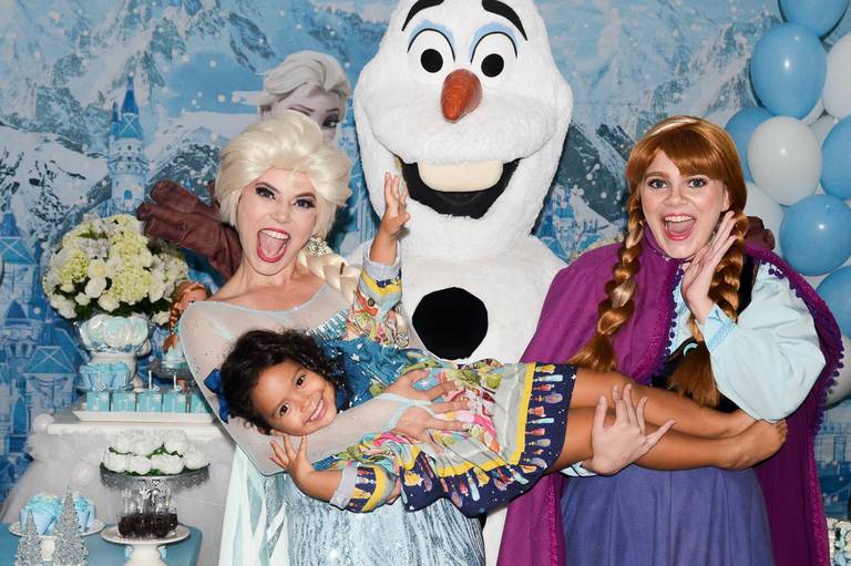 Anna Elsa e Olaf de Frozen segurando uma menina em sua festa de aniversário infantil em Botafogo no Rio de Janeiro