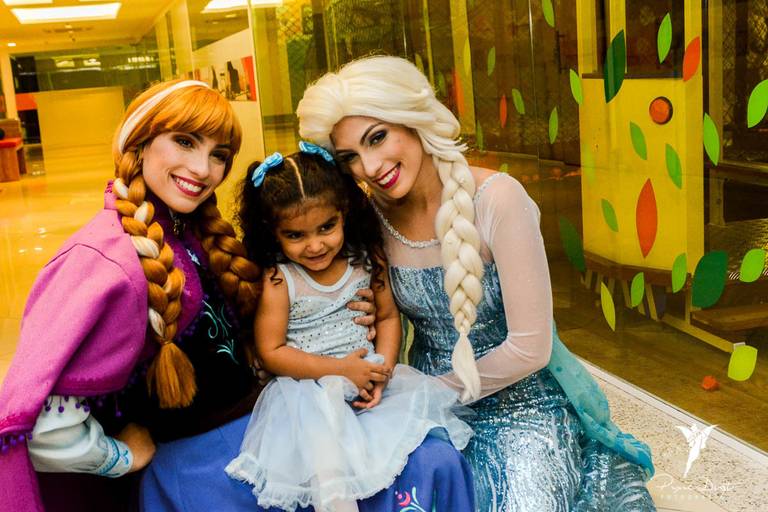 Anna e Elsa de Frozen sorrindo com menina em festa infantil de aniversário no Espoleta de Laranjeiras no Rio de Janeiro