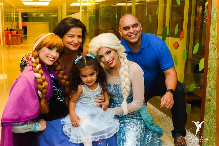 Anna e Elsa de Frozen sorrindo com menina com a sua família em festa infantil de aniversário no Espoleta de Laranjeiras no Rio de Janeiro