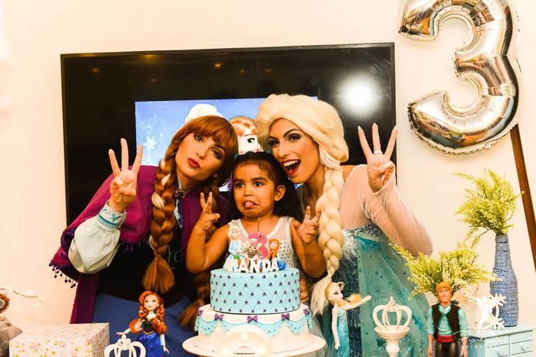 Anna e Elsa de Frozen sorrindo com menina em festa infantil de aniversário no Espoleta de Laranjeiras no Rio de Janeiro