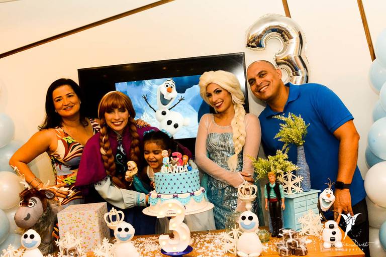 Anna e Elsa de Frozen sorrindo com menina e sua família em festa infantil de aniversário no Espoleta de Laranjeiras no Rio de Janeiro
