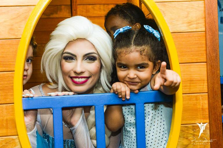 Elsa de Frozen sorrindo com menina em festa infantil de aniversário no Espoleta de Laranjeiras no Rio de Janeiro