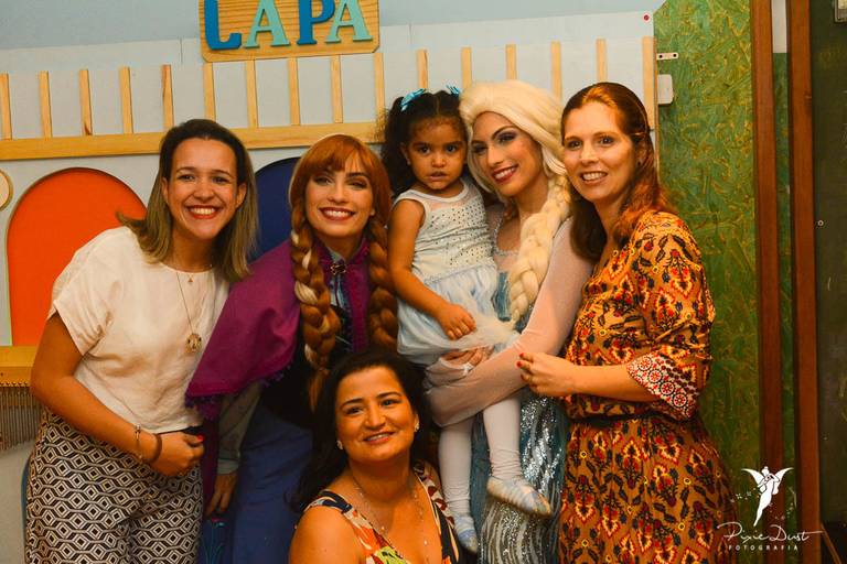 Anna e Elsa de Frozen sorrindo com menina e amigas da mãe em festa infantil de aniversário no Espoleta de Laranjeiras no Rio de Janeiro