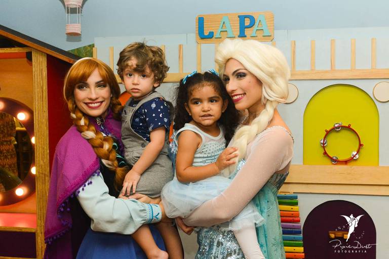 Anna e Elsa de Frozen sorrindo com menina e seu amiguinho em festa infantil de aniversário no Espoleta de Laranjeiras no Rio de Janeiro