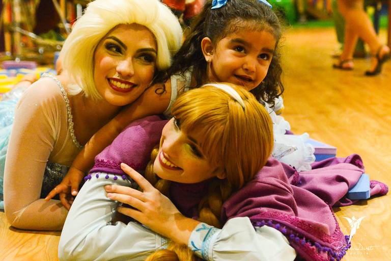 Anna e Elsa de Frozen sorrindo com menina em festa infantil de aniversário no Espoleta de Laranjeiras no Rio de Janeiro