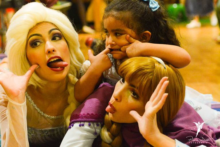 Anna e Elsa de Frozen fazendo careta com menina em festa infantil de aniversário no Espoleta de Laranjeiras no Rio de Janeiro