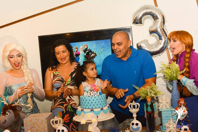 Anna e Elsa de Frozen cantando parabéns para você com menina e seus pais em festa infantil de aniversário no Espoleta de Laranjeiras no Rio de Janeiro