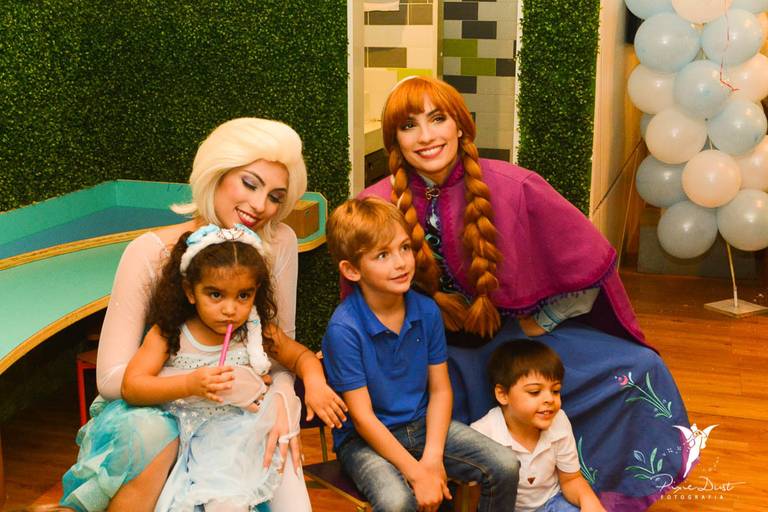 Anna e Elsa de Frozen sorrindo com crianças em festa infantil de aniversário no Espoleta de Laranjeiras no Rio de Janeiro