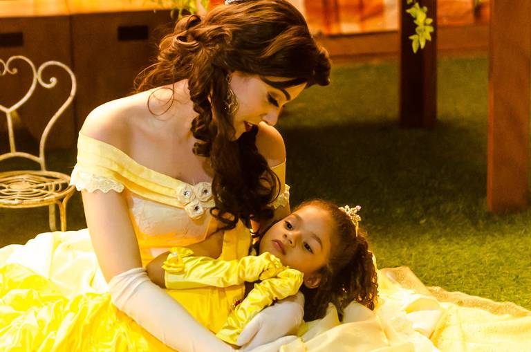 A Bela com uma menina adormecida em seu colo em uma festa infantil de aniversário na Quintal Aventura em Botafogo no Rio de Janeiro