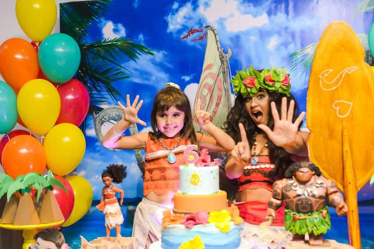 Menina e Moana em Festa Infantil de Aniversário em Copacabana no Rio de Janeiro