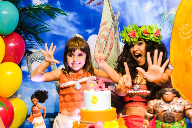 Menina e Moana em Festa Infantil de Aniversário em Copacabana no Rio de Janeiro
