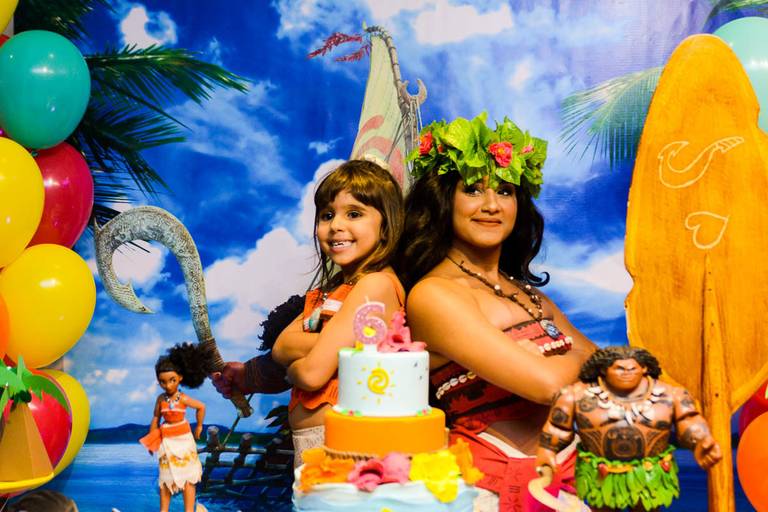 Menina e Moana em Festa Infantil de Aniversário em Copacabana no Rio de Janeiro