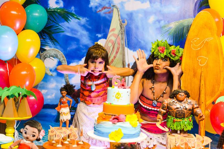 Menina e Moana em Festa Infantil de Aniversário em Copacabana no Rio de Janeiro
