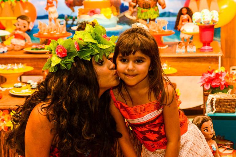 Moana beija Menina  em Festa Infantil de Aniversário em Copacabana no Rio de Janeiro