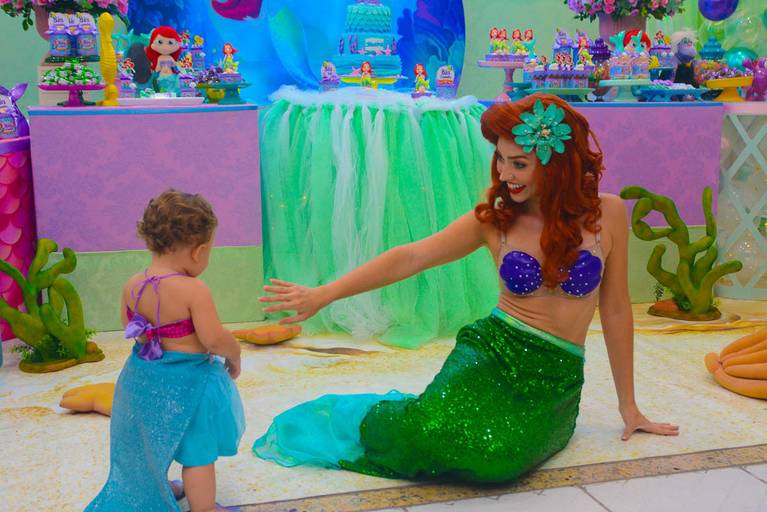 A Pequena Sereia Ariel Brincando com um bebê em festa infantil de aniversário de 1 ano no Rio de Janeiro