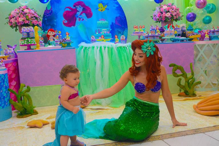 A Pequena Sereia Ariel Brincando com um bebê em festa infantil de aniversário de 1 ano no Rio de Janeiro
