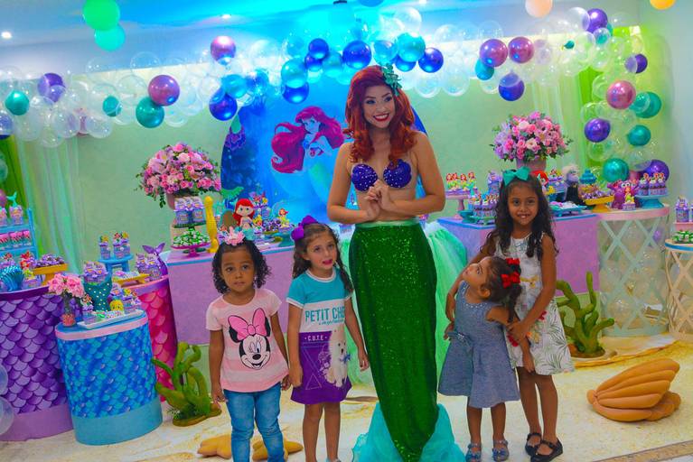A Pequena Sereia Ariel Posando com várias meninas encantadas com ela em festa infantil de aniversário de 1 ano no Rio de Janeiro