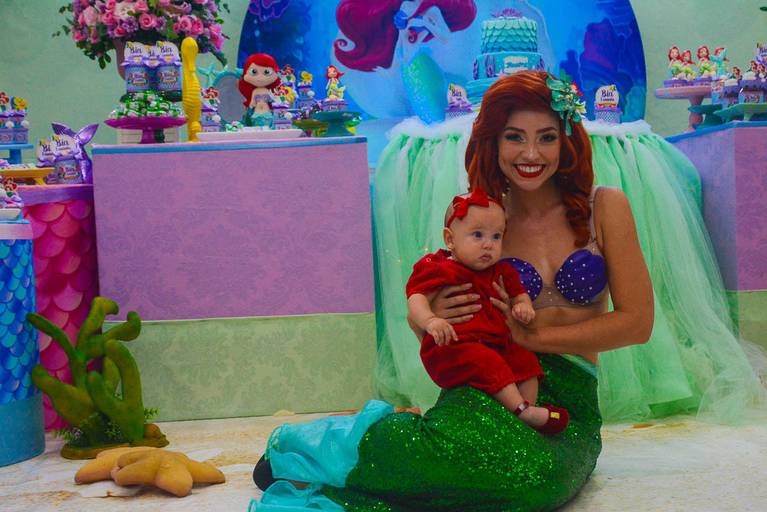 A Pequena Sereia Ariel Segurando com um bebê em festa infantil de aniversário de 1 ano no Rio de Janeiro