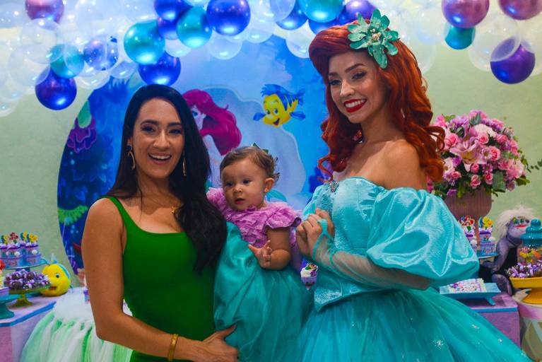 A Pequena Sereia Ariel BPosando para Foto com a mãe e seu  bebê em festa infantil de aniversário de 1 ano no Rio de Janeiro