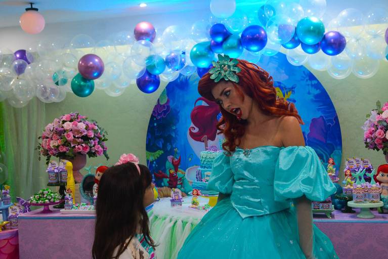 A Pequena Sereia Ariel Conversando com uma Menina em festa infantil de aniversário de 1 ano no Rio de Janeiro