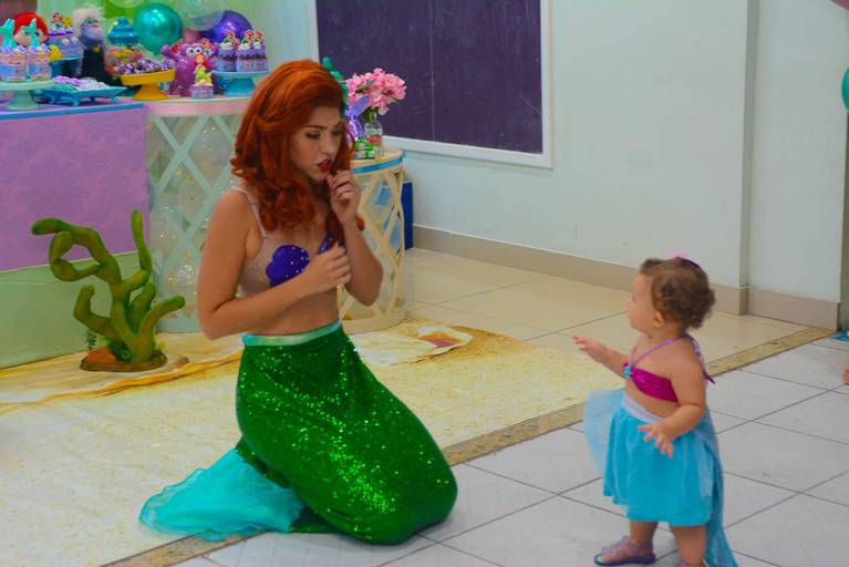 A Pequena Sereia olhando um bebê em festa infantil de aniversário de 1 ano no Rio de Janeiro