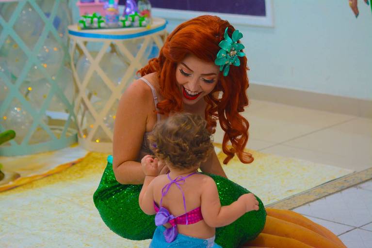 A Pequena Sereia Ariel conversando com um bebê em festa infantil de aniversário de 1 ano no Rio de Janeiro