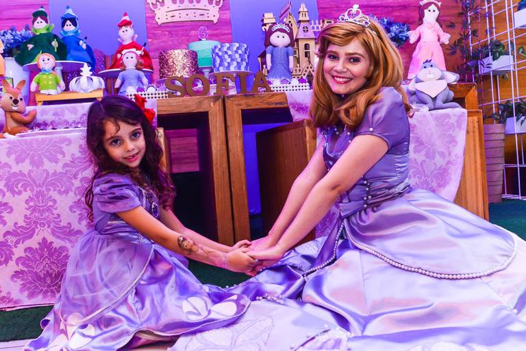 Princesinha Sofia e uma menina de mãos dadas em frente a sua decoração de festa infantil de aniversário na Espoleta em Botafogo no Rio de Janeiro