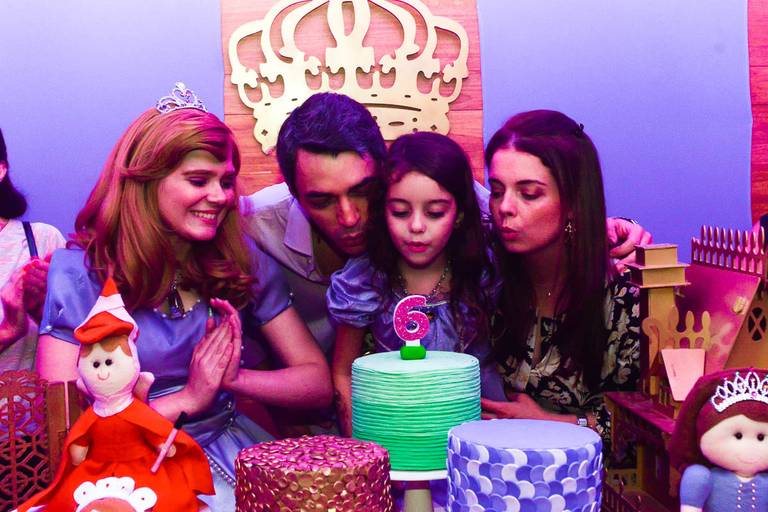 Princesinha Sofia com uma menina e seus pais em uma festa infantil de aniversário assoprando o bolo na Espoleta em Botafogo no Rio de Janeiro
