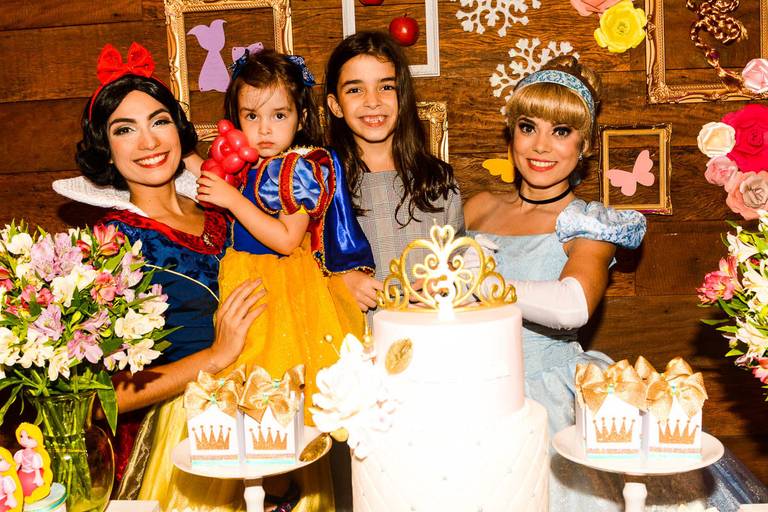 Branca de Neve e Cinderella posam com Meninas em frente a decoração de Princesas da Disney em uma festa infantil de aniversário na Quintal Aventura em Botafogo no Rio de Janeiro