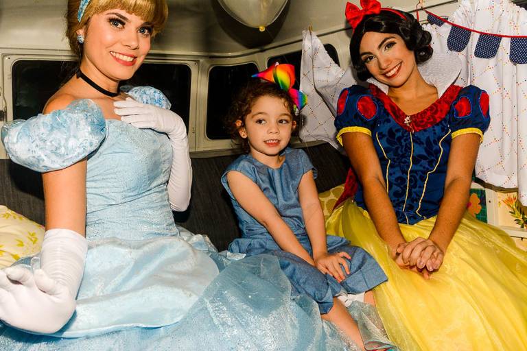 Cinderella e Branca de Neve posam com menina dentro de uma kombi em uma festa infantil de aniversário das Princesas da Disney na Quintal Aventura em Botafogo no Rio de Janeiro