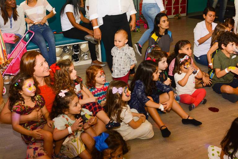 Crianças durante Festa Infantil de Aniversário da Rapunzel de Enrolados da Disney no Anima Som do Leblon no Rio de Janeiro