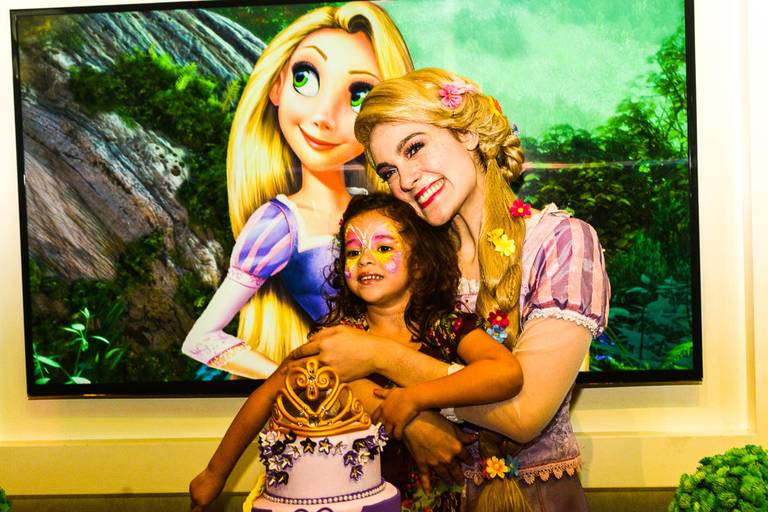 Menina com Rapunzel durante Festa Infantil de Aniversário da Rapunzel de Enrolados da Disney no Anima Som do Leblon no Rio de Janeiro