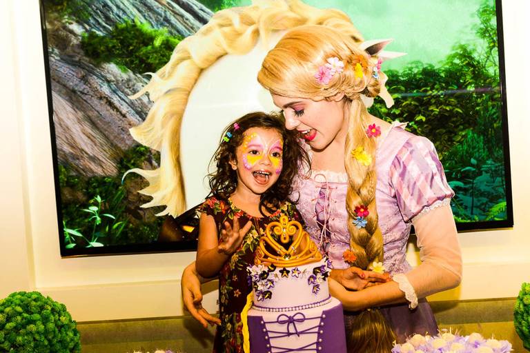Menina com Rapunzel durante Festa Infantil de Aniversário da Rapunzel de Enrolados da Disney no Anima Som do Leblon no Rio de Janeiro