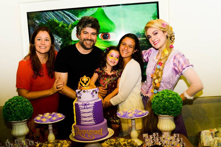 Menina com Rapunzel e sua família durante Festa Infantil de Aniversário da Rapunzel de Enrolados da Disney no Anima Som do Leblon no Rio de Janeiro