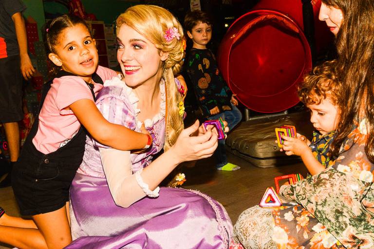 Crianças com Rapunzel durante Festa Infantil de Aniversário da Rapunzel de Enrolados da Disney no Anima Som do Leblon no Rio de Janeiro