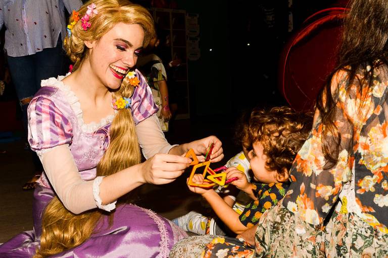 Meninas com Rapunzel durante Festa Infantil de Aniversário da Rapunzel de Enrolados da Disney no Anima Som do Leblon no Rio de Janeiro
