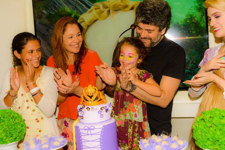A Hora do Parabéns durante Festa Infantil de Aniversário da Rapunzel de Enrolados da Disney no Anima Som do Leblon no Rio de Janeiro