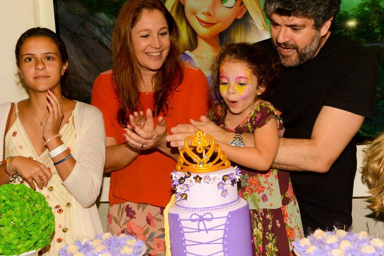 A Hora do Parabéns durante Festa Infantil de Aniversário da Rapunzel de Enrolados da Disney no Anima Som do Leblon no Rio de Janeiro