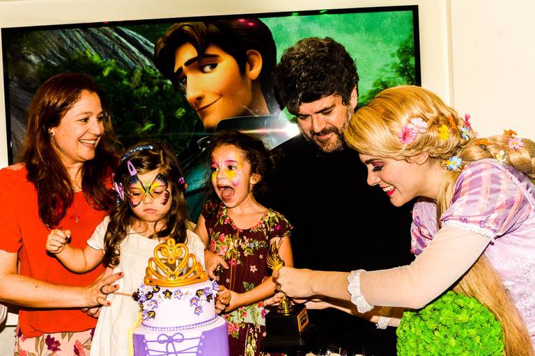 A Hora do Parabéns durante Festa Infantil de Aniversário da Rapunzel de Enrolados da Disney no Anima Som do Leblon no Rio de Janeiro