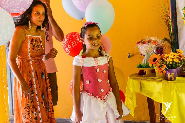 Menina chega surpresa com os pais em sua festa infantil de aniversário 