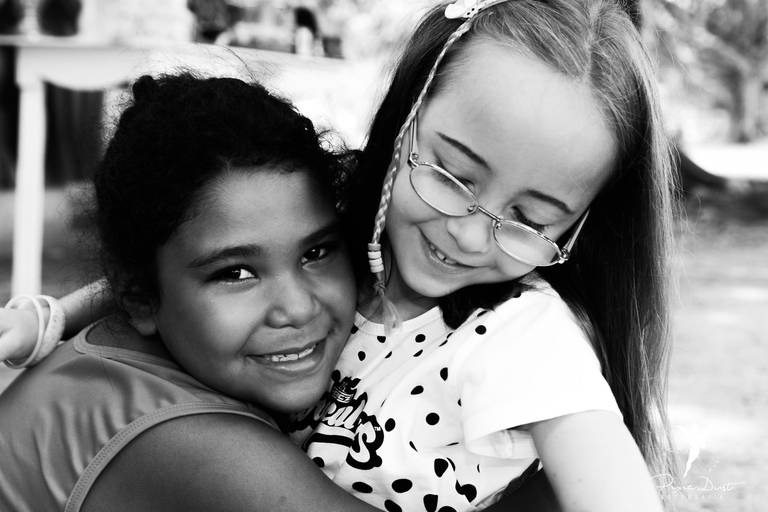 Duas amigas se abraçando em uma festa infantil no Parque Lotta Soares no Flamengo no Rio de Janeiro