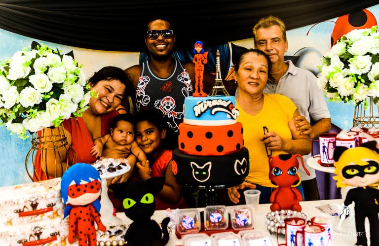 Família Feliz em frente a decoração da Lady Bug em uma festa infantil no Parque Lotta Soares no Flamengo no Rio de Janeiro