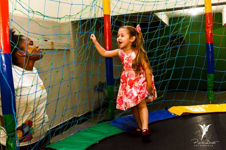 Menina no Pula Pula na sua festa de aniversário infantil no Rio de Janeiro